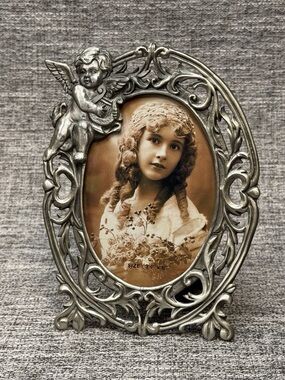 Vintage Ornate Victorian Style Pewter Oval Cherub Picture Frame 3 1/2” x 5”